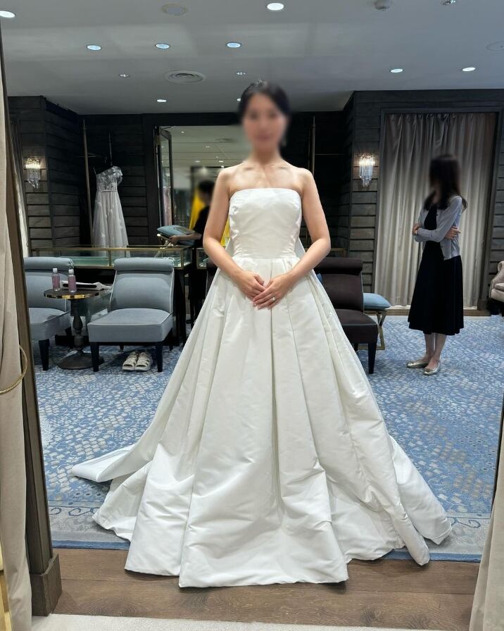 ウエディングドレス ベアトップ 華やかなトレーン シルクタフタ オフ  