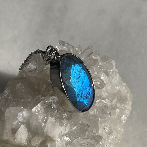 【超美石】ラブラドライト　ペンダント　（チェーンつき）　1224