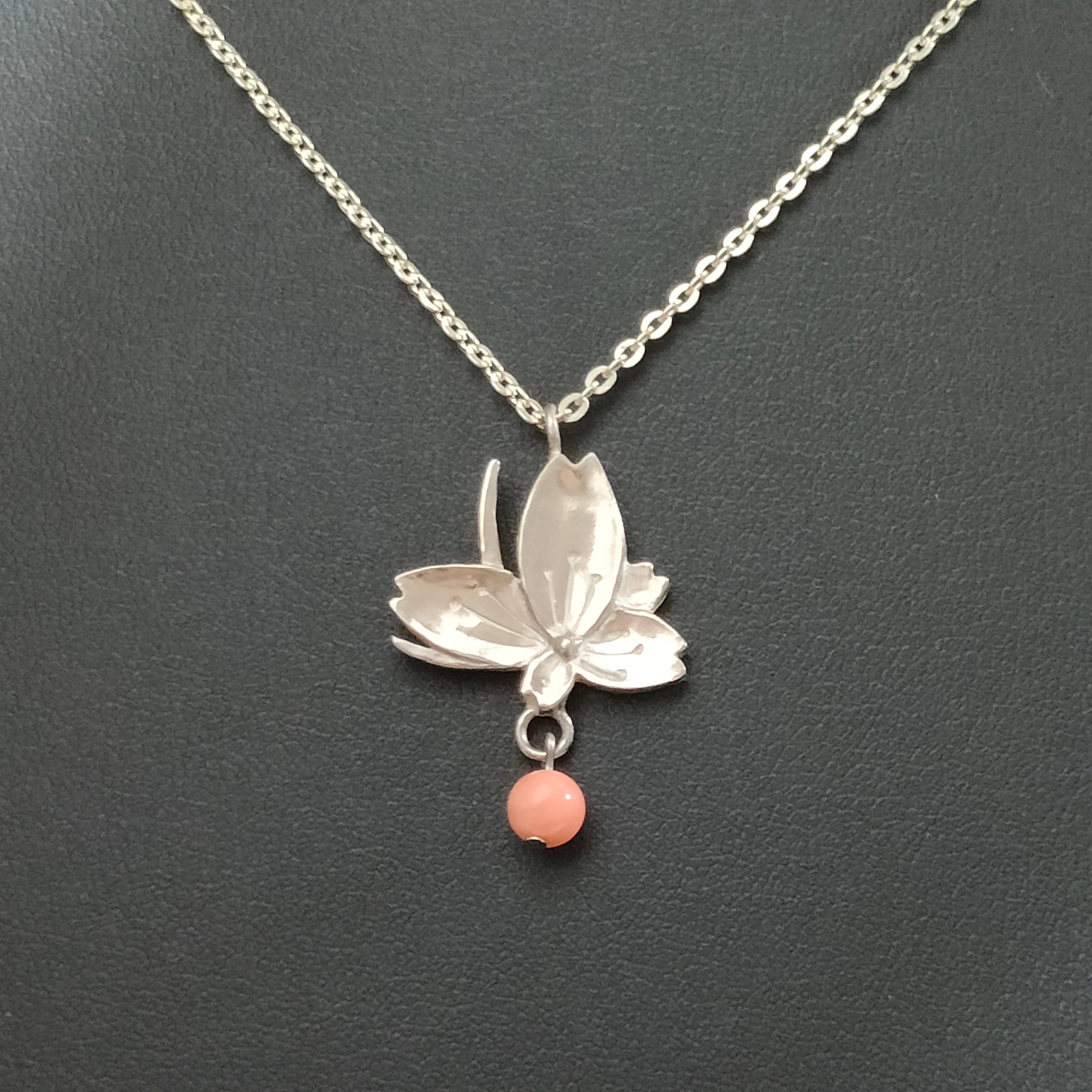 桜飛び蝶 ネックレス（珊瑚） | Atelier華e(アトリエハナエ)