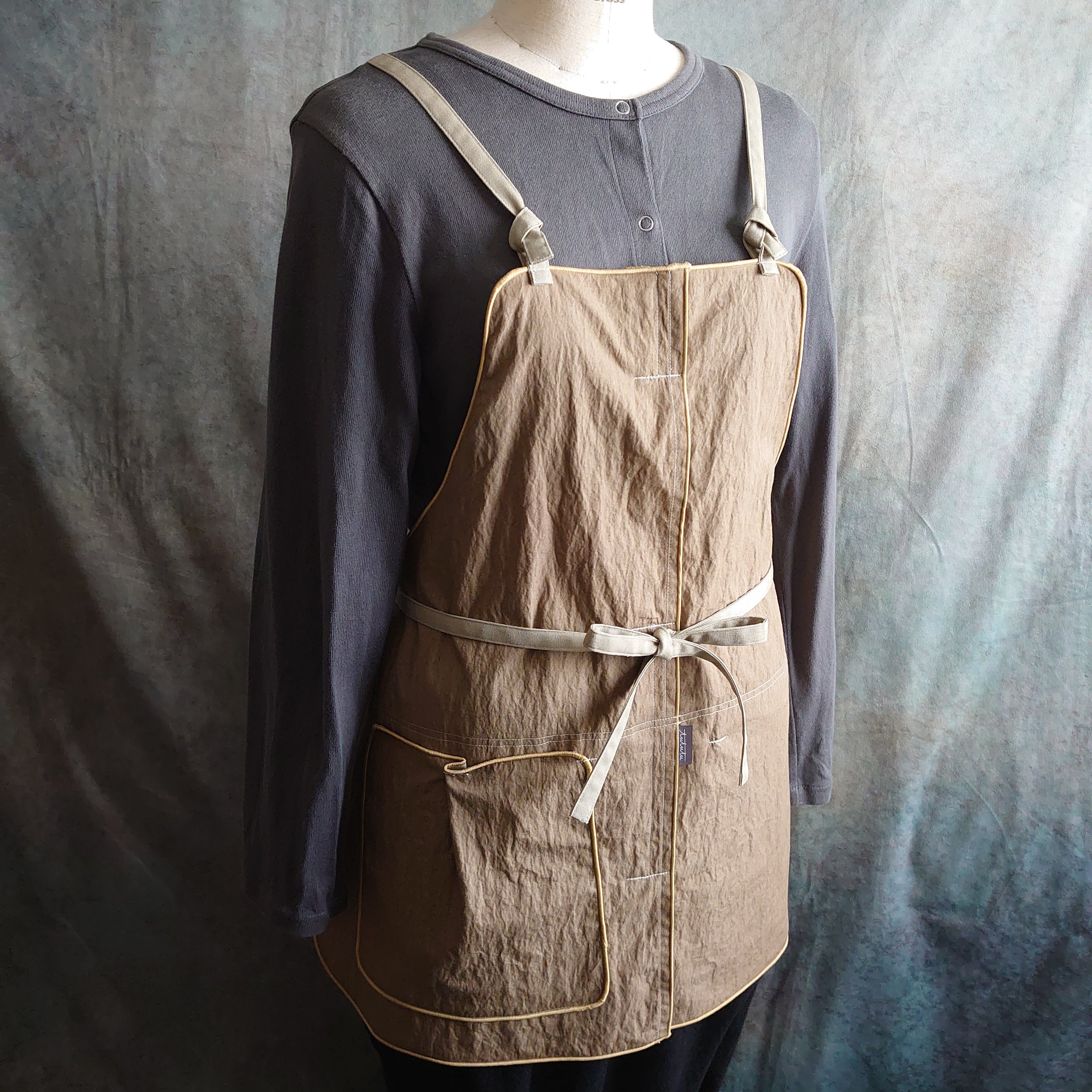子どもから大人まで使える リバーシブルワークエプロン ブラウン