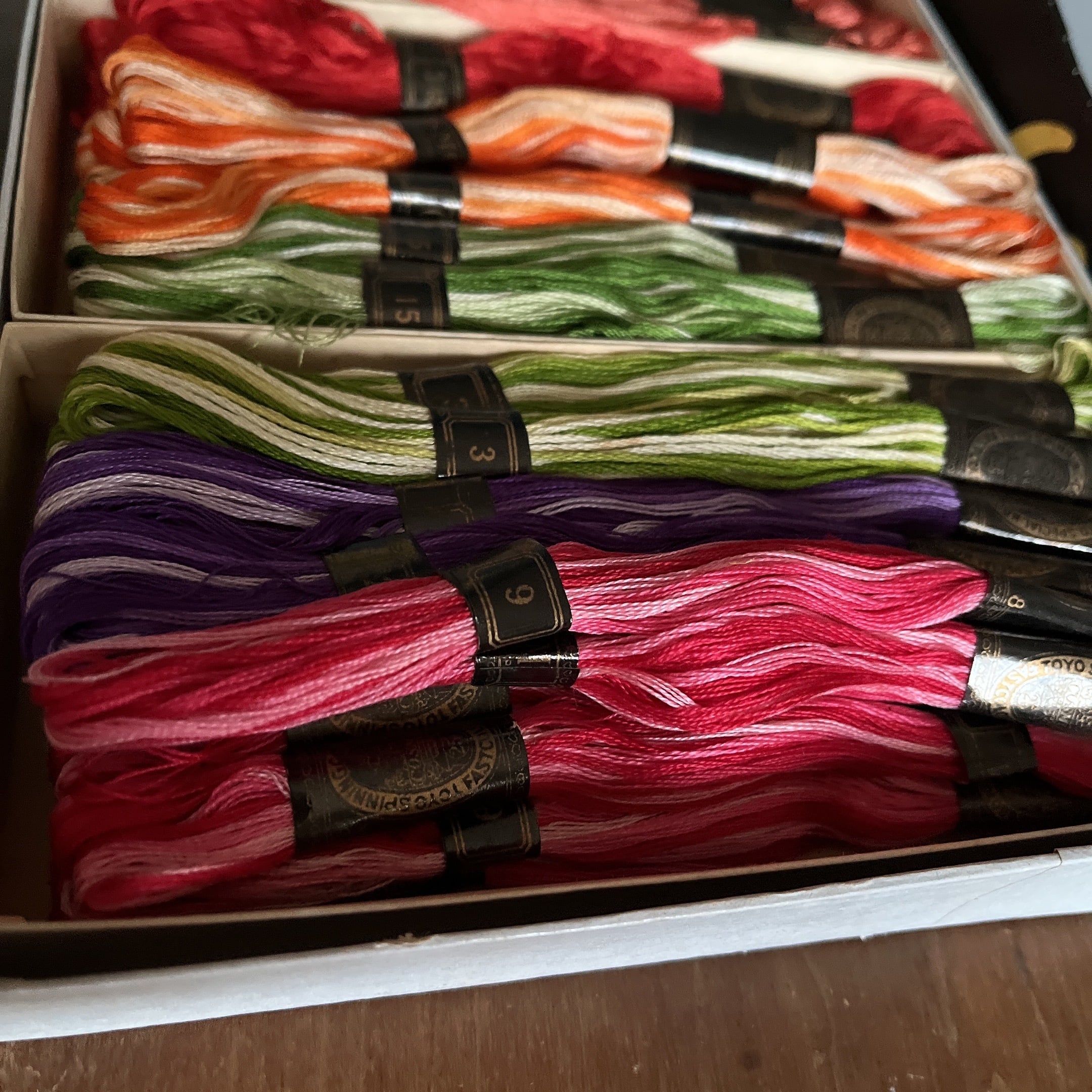 レトロ箱入り COSMO刺繍糸2段セット。 | 占い道具＊古道具 月のボタン屋