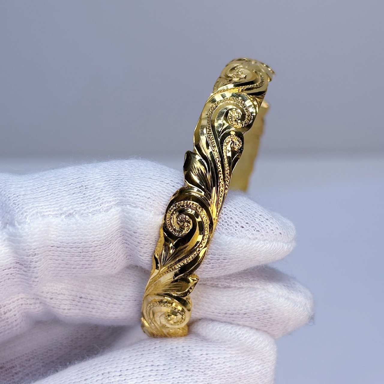 [手彫り]ハワイアンゴールドバングル(ハイビスカス&カレイキニ)