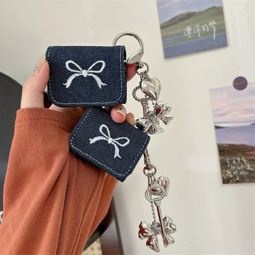 デニム素材 AirPods Pro3ケース リボン刺繍 ワンポイント Airpods4ケース メタルチャーム付き シルバーリボン エアポッズ1/2/3 カバー ハート キーホルダー カラビナ付き 開閉しやすい フラップ型 個性的