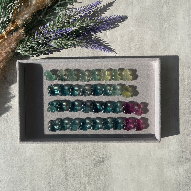 フローライトのミニ馬（ランダム発送）｜2026年の干支・馬｜指先サイズの天然石カービング