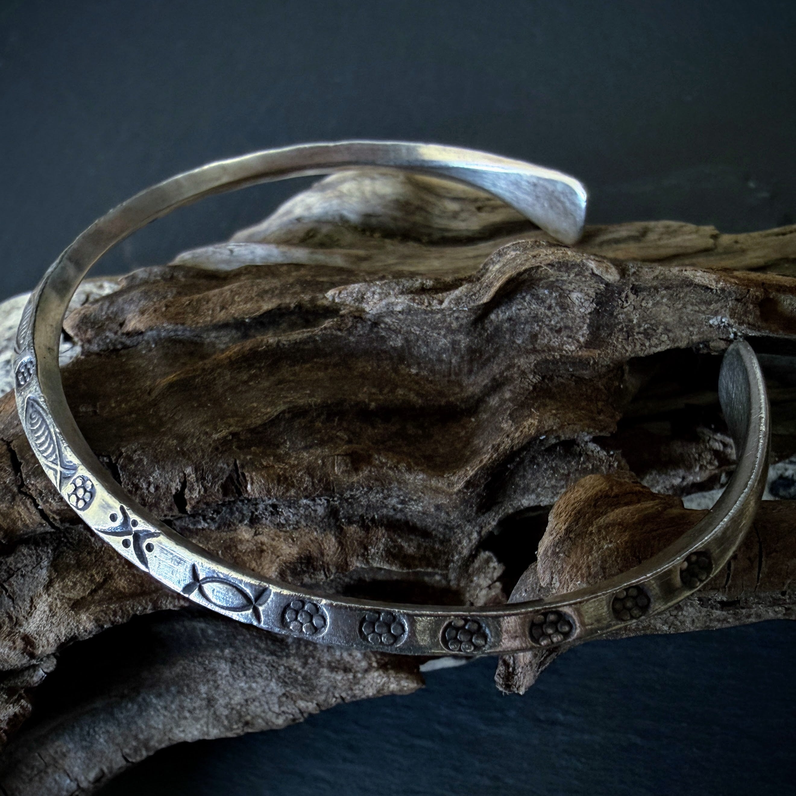 Ridge Bangle | カレンシルバー バングル | Orbit8