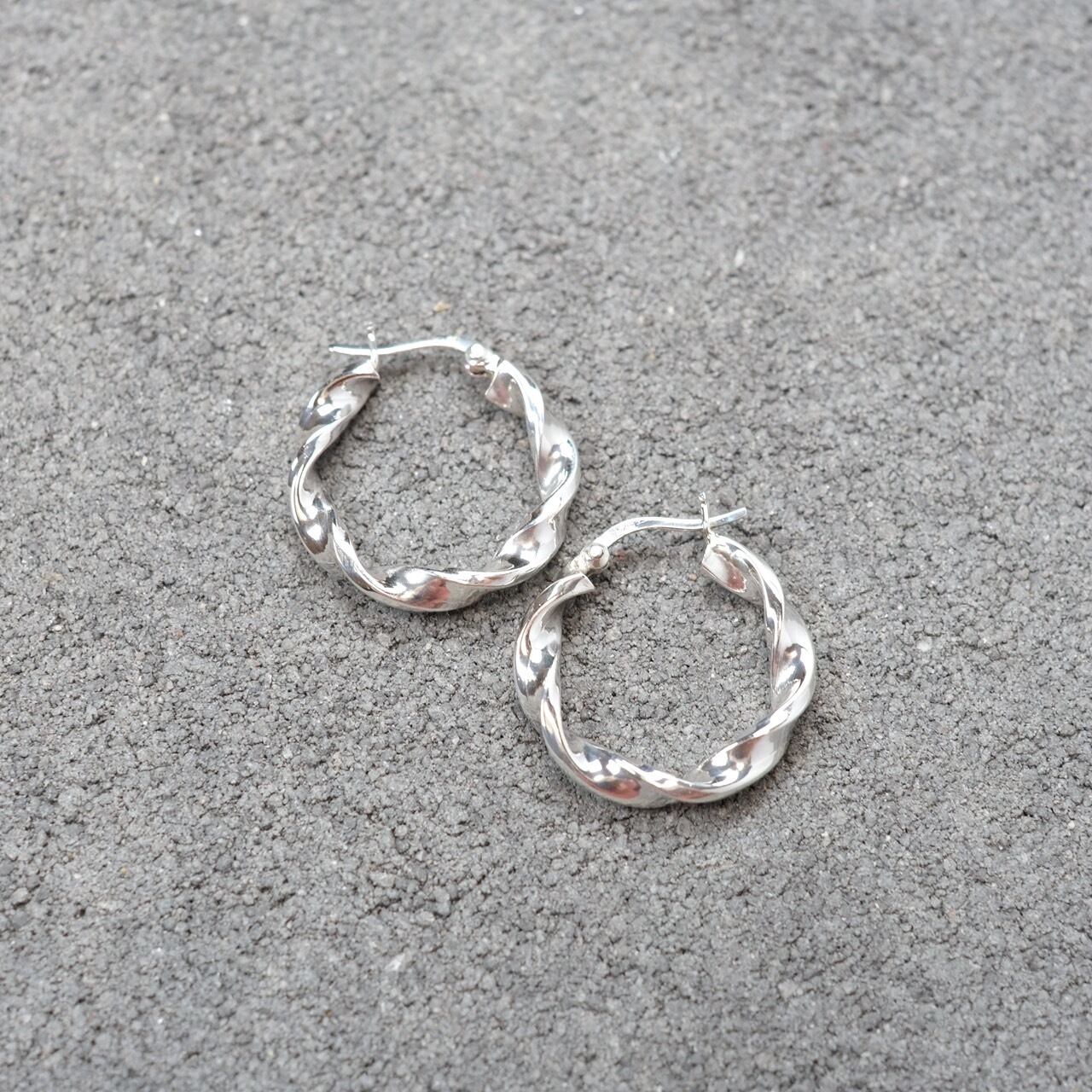 シルバー925 Silver ワイドツイストフープピアス/軽研磨仕上げ/両耳