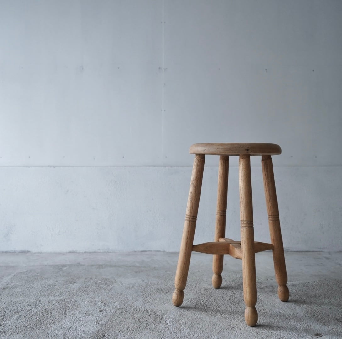丸座面のスツール