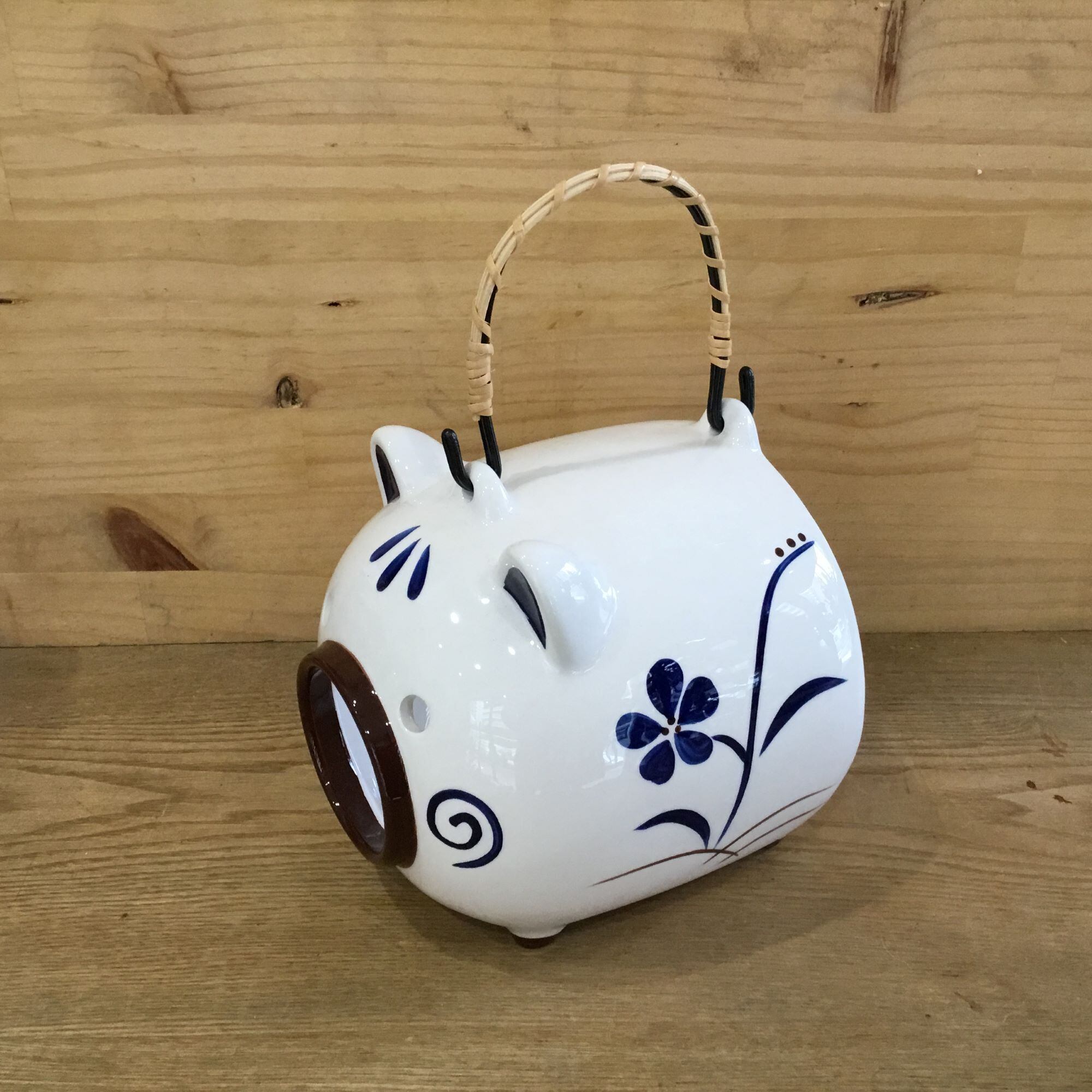 秀楽 在銘鏡蓋 根付「貧乏長屋の夏の夕景 豚型蚊遣り器の図」