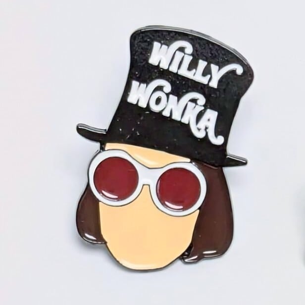送料無料! 【 Charlie and the Chocolate Factory / チャーリーとチョコレート工場 】WILLY WONKA ( ウィリーウォンカ ) / PINS 単品 / ピンバッジ / ピンズ 〚アメリカン雑貨 アメトイ〛