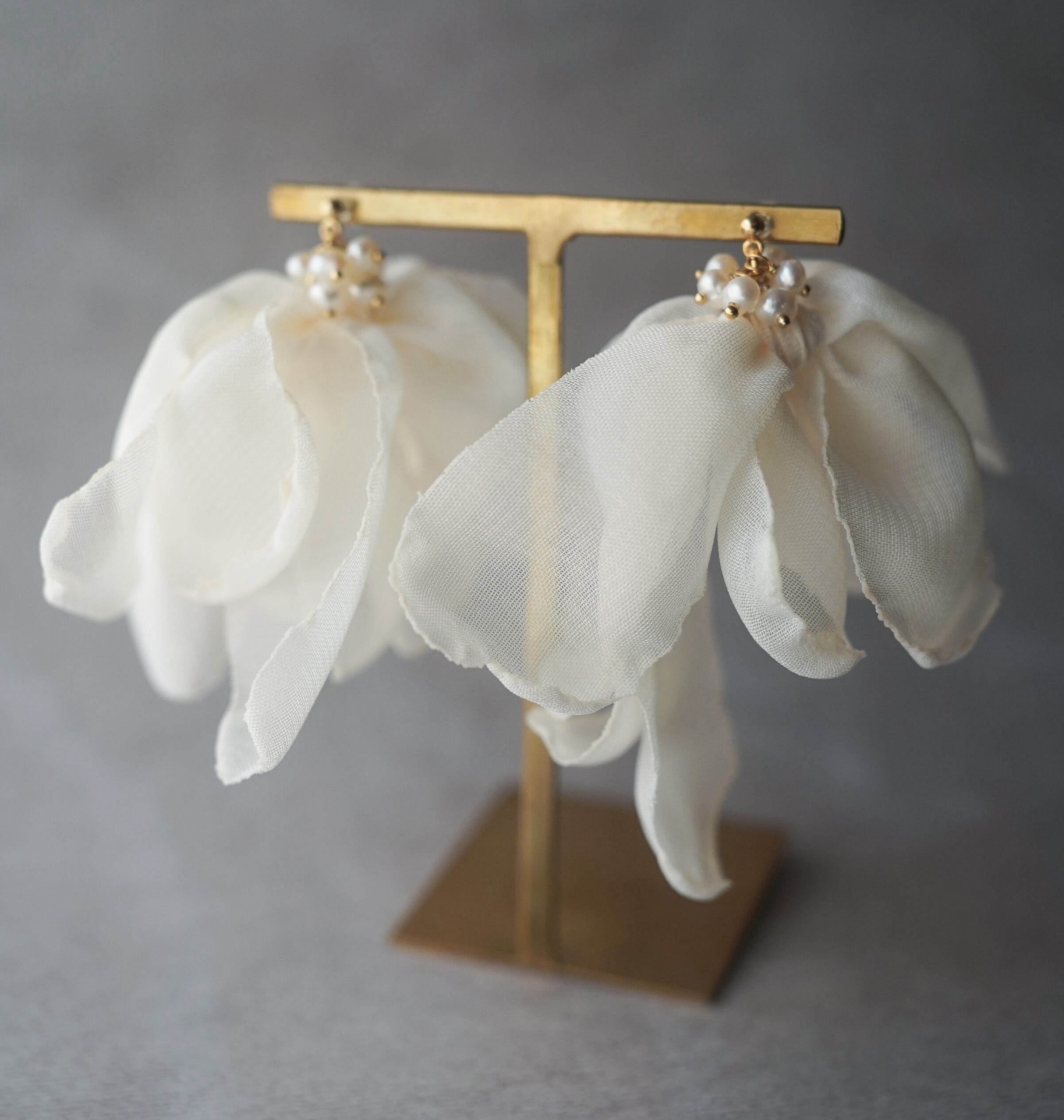 アイボリー シフォン × 淡水パール｜軽やかボリューム ピアス