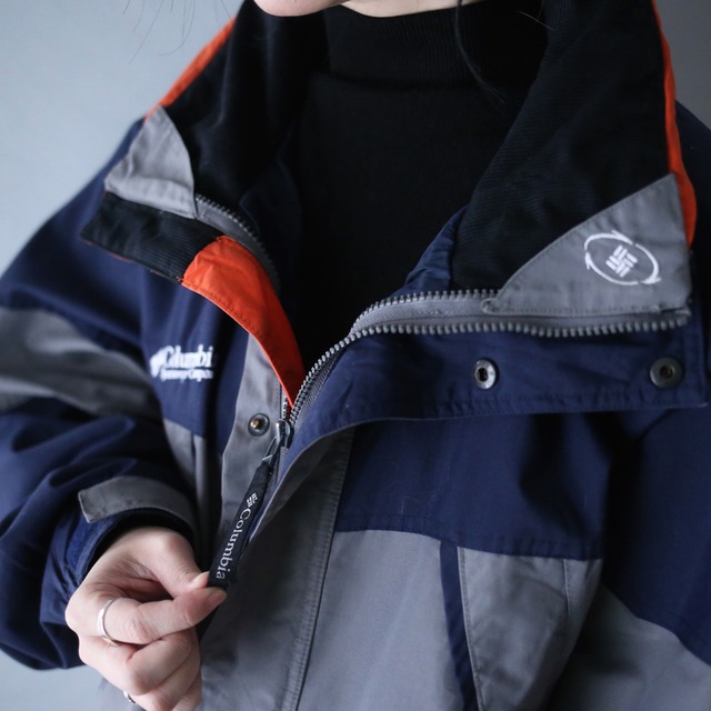 "Columbia" 3-tone good coloring over silhouette mountain jacket