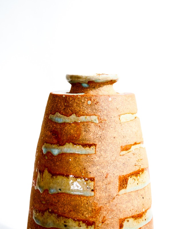 Cylindrical ceramic vase with lines