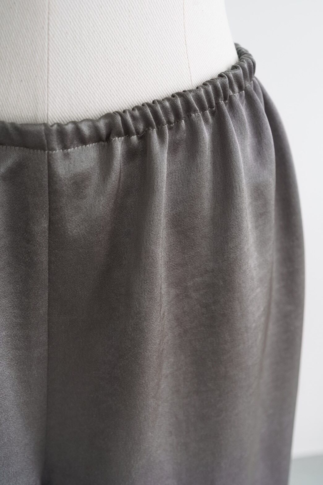 Otona satin pants(ash gray) ご注文から一週間前後で発送予定