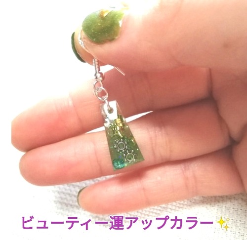 透明感のある爽やかな黄緑のピアス