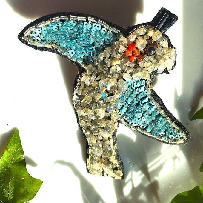【一点物】✦天然石&ガラスビーズ✦·.庭の訪問者·.⋆ビーズ刺繍のヒヨドリのビービのブローチ·.⋆✦