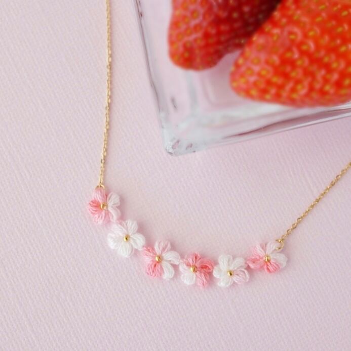 いちごミルク｜刺繍糸のお花のゆらゆらネックレス | 大人かわいい