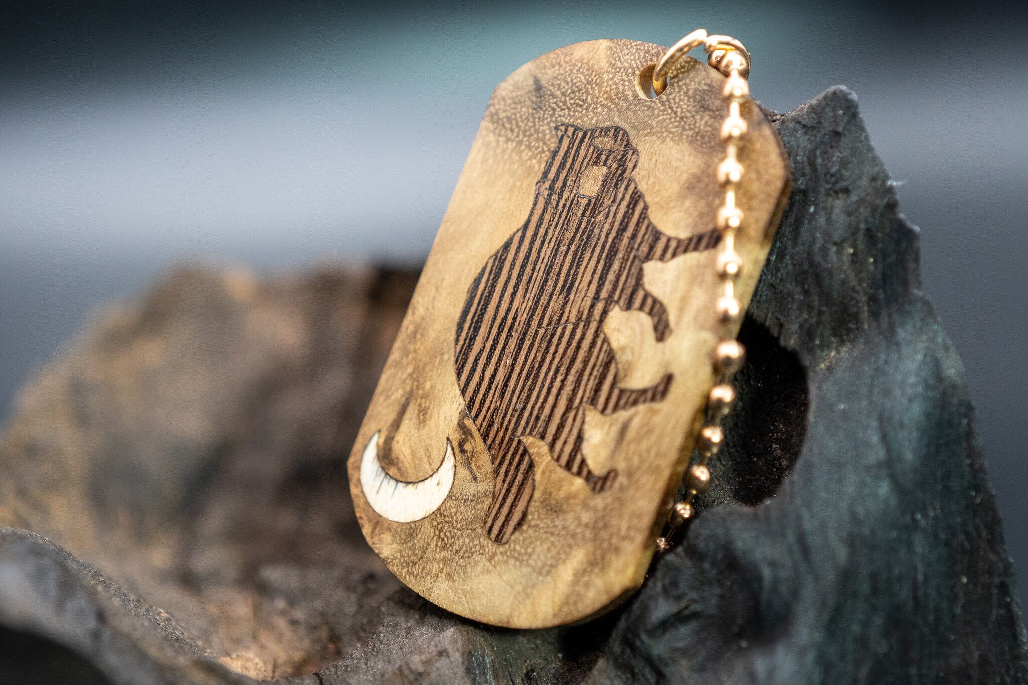 【 緻密な黄金の杢 】 マーブルウッド ドッグタグ 象嵌 三日月とたぬき