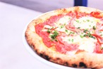ウチマルピッツァ‐“ディアボラ”ナポリ産辛口サラミのトマトソース-