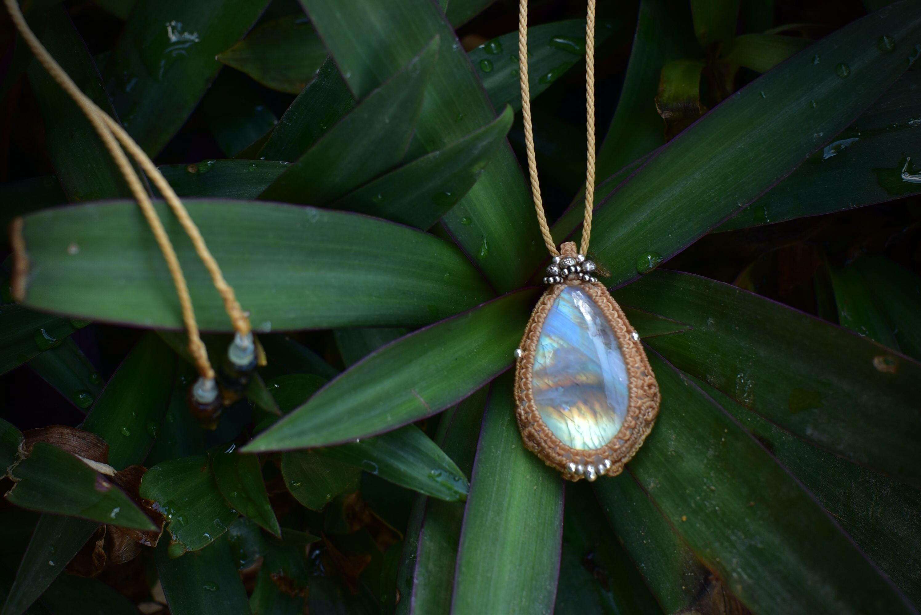 天使のシラー★レインボームーンストーン マクラメペンダントmoon041