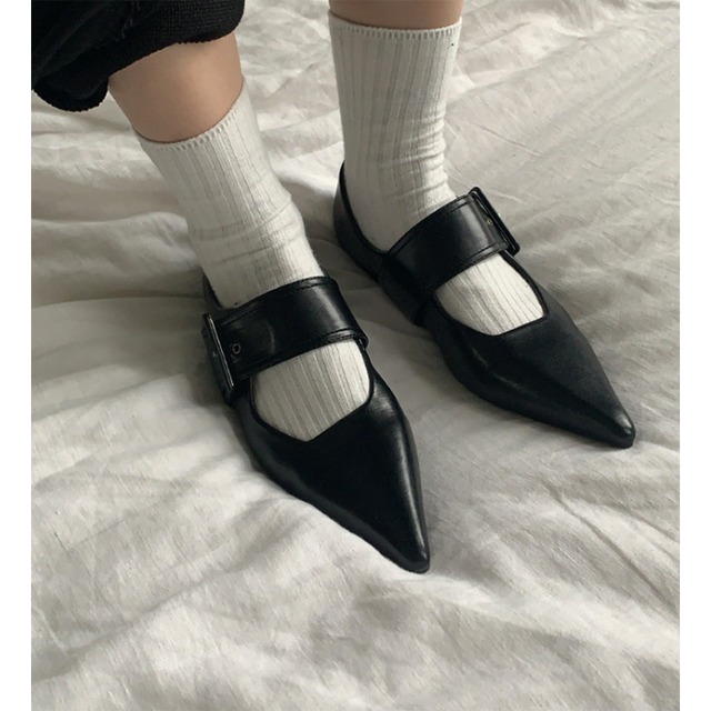 buckle pointed shoes