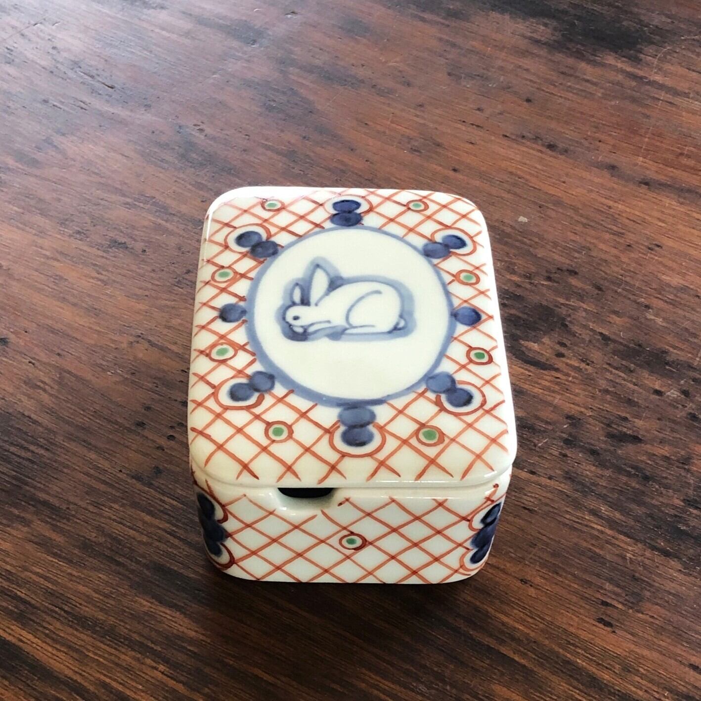 有田焼和食器 小物入れ 溝あり 【赤絵うさぎ】