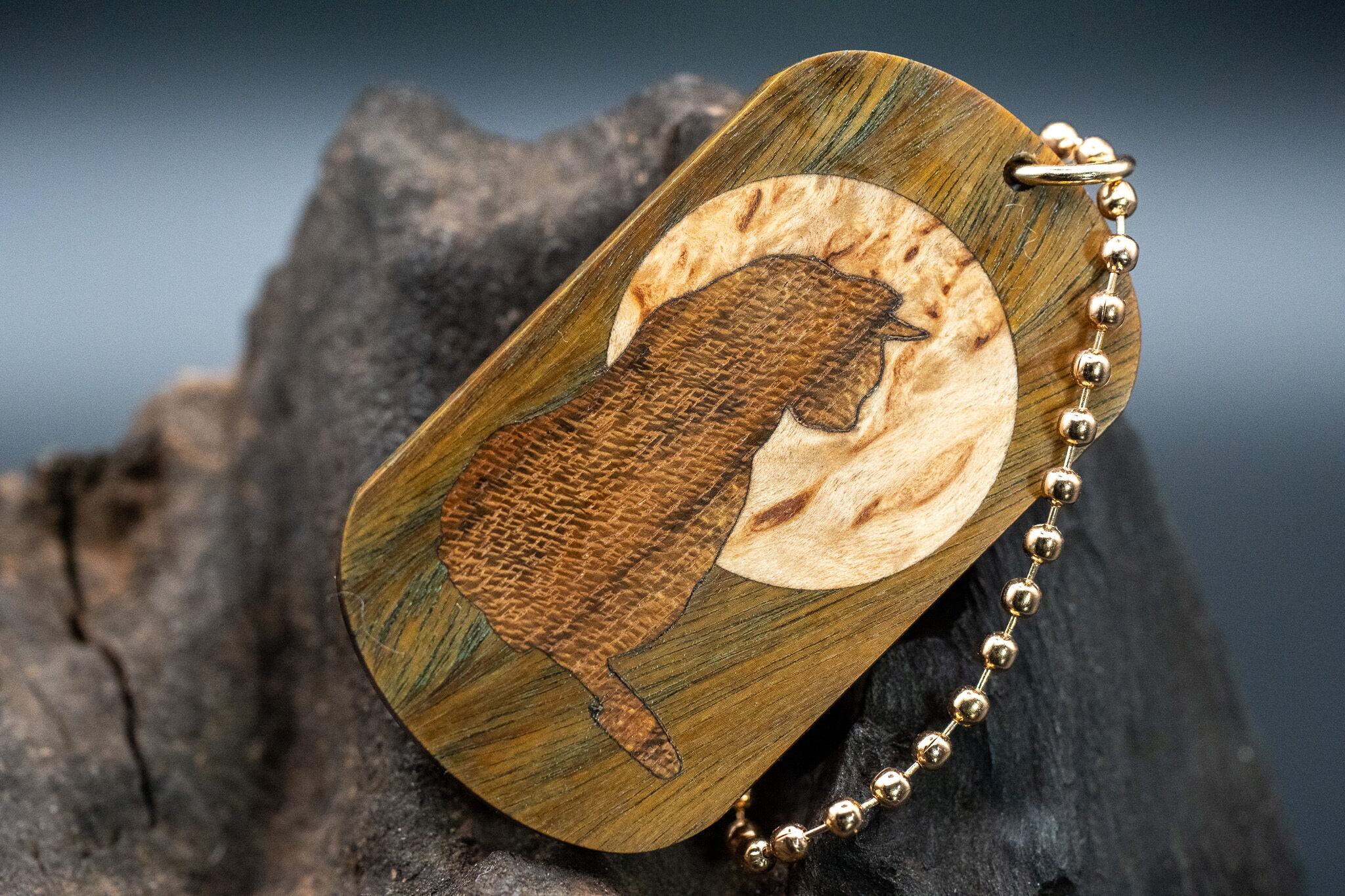 【翡翠の木】 パロサント ドッグタグ 象嵌 横を向く上品な猫