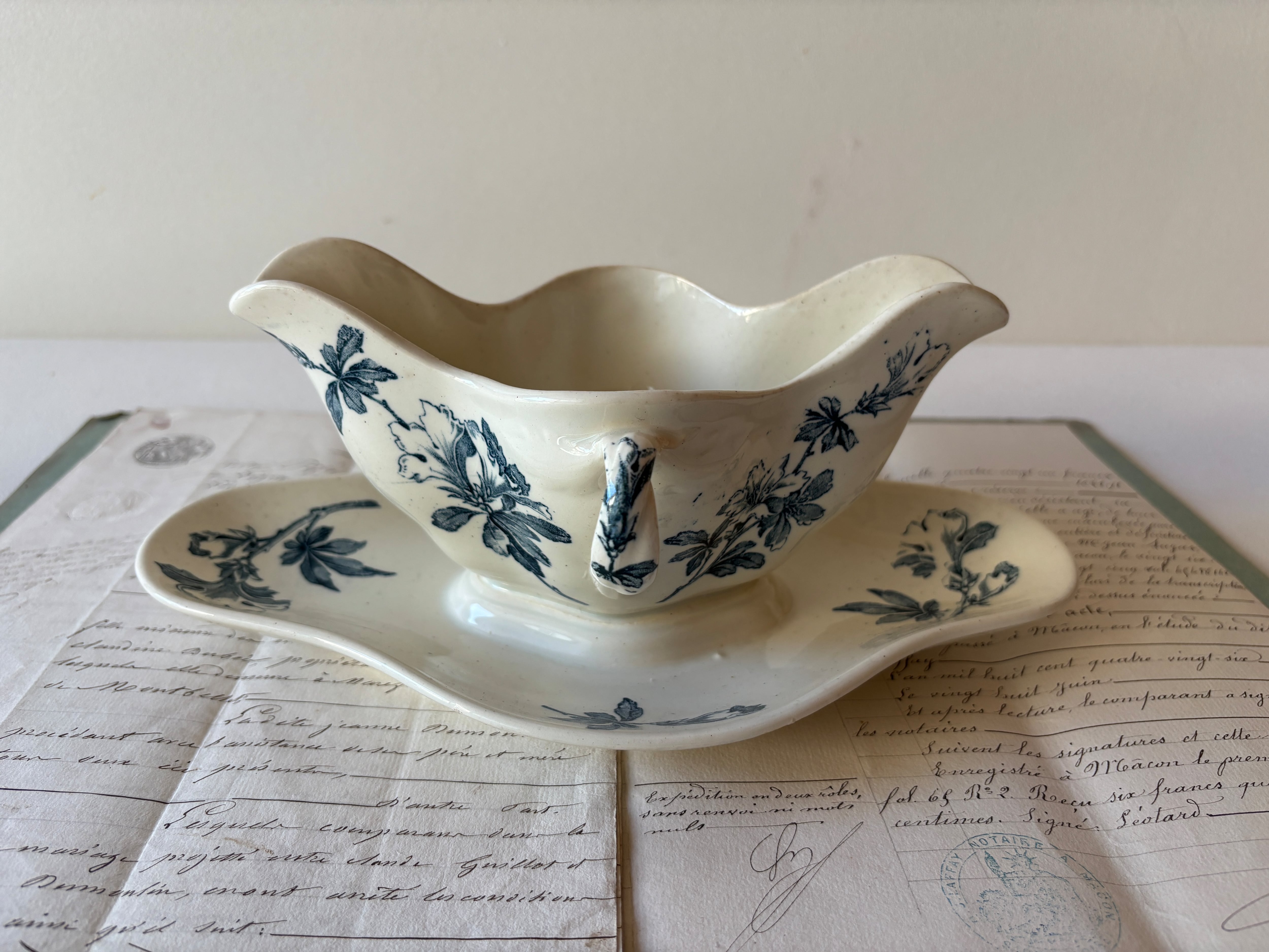 Luneville / リュネヴィル 可憐な花柄が美しいハンドル付きのソーシエール