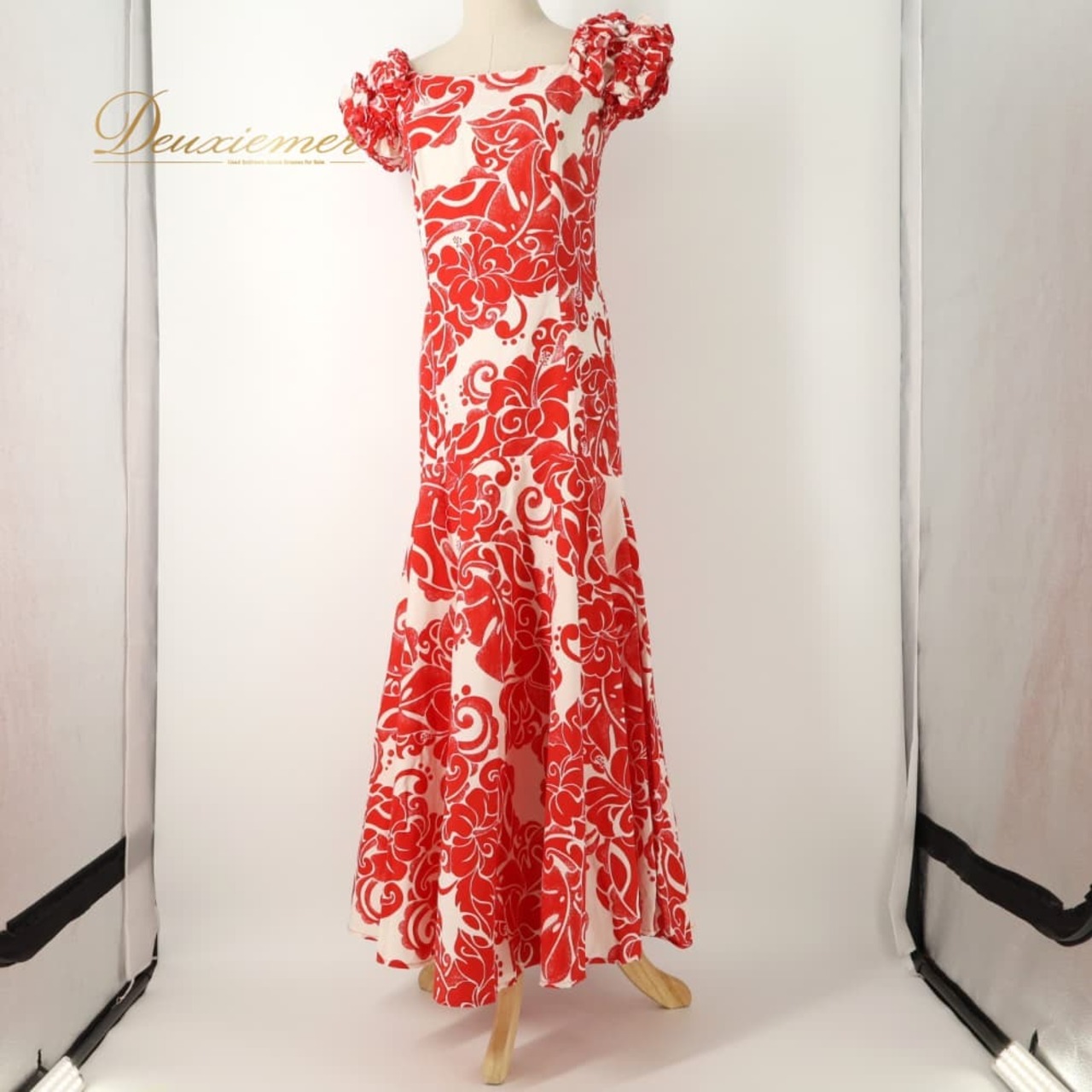 フラダンス 衣装 T&L MUUMUU FACTORY ムームーファクトリー ワンピース ドレス レッド系 ハイビスカス柄 花柄 植物柄 ハワイアンプリント ハワイアン アロハ フラ ダンス レッスン 練習 ハワイアンダンス ホワイト系 赤 白 フリル フレアスカート 練習着 レッスンウェア 華やか 鮮やか