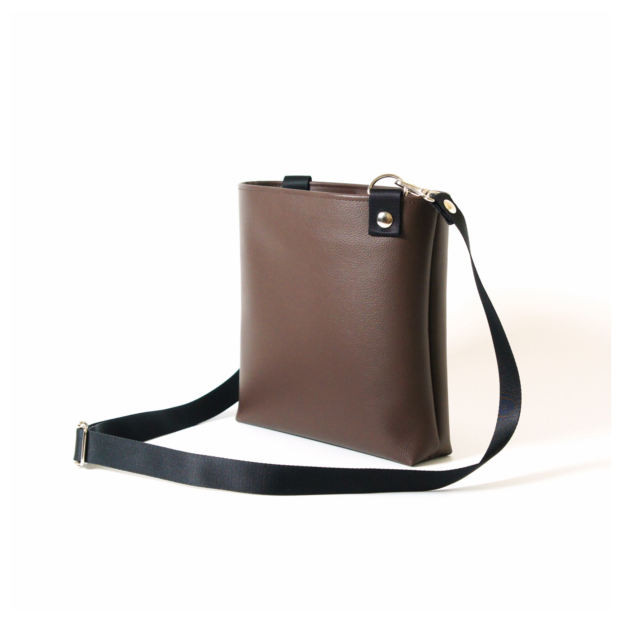 PVCレザーのスクエアサコッシュ（チョコレートブラウン）