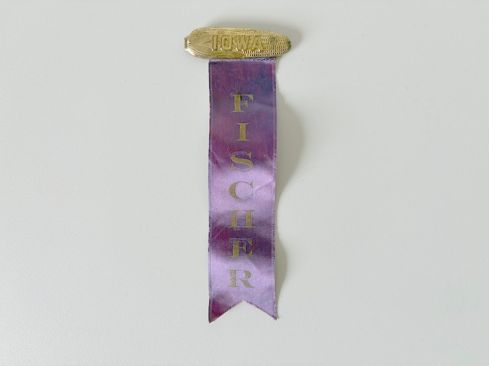 【U.S.】紫色のサテンリボンのブローチ' IOWA FISCHER' / 'IOWA FISCHER' purple satin ribbon brooch