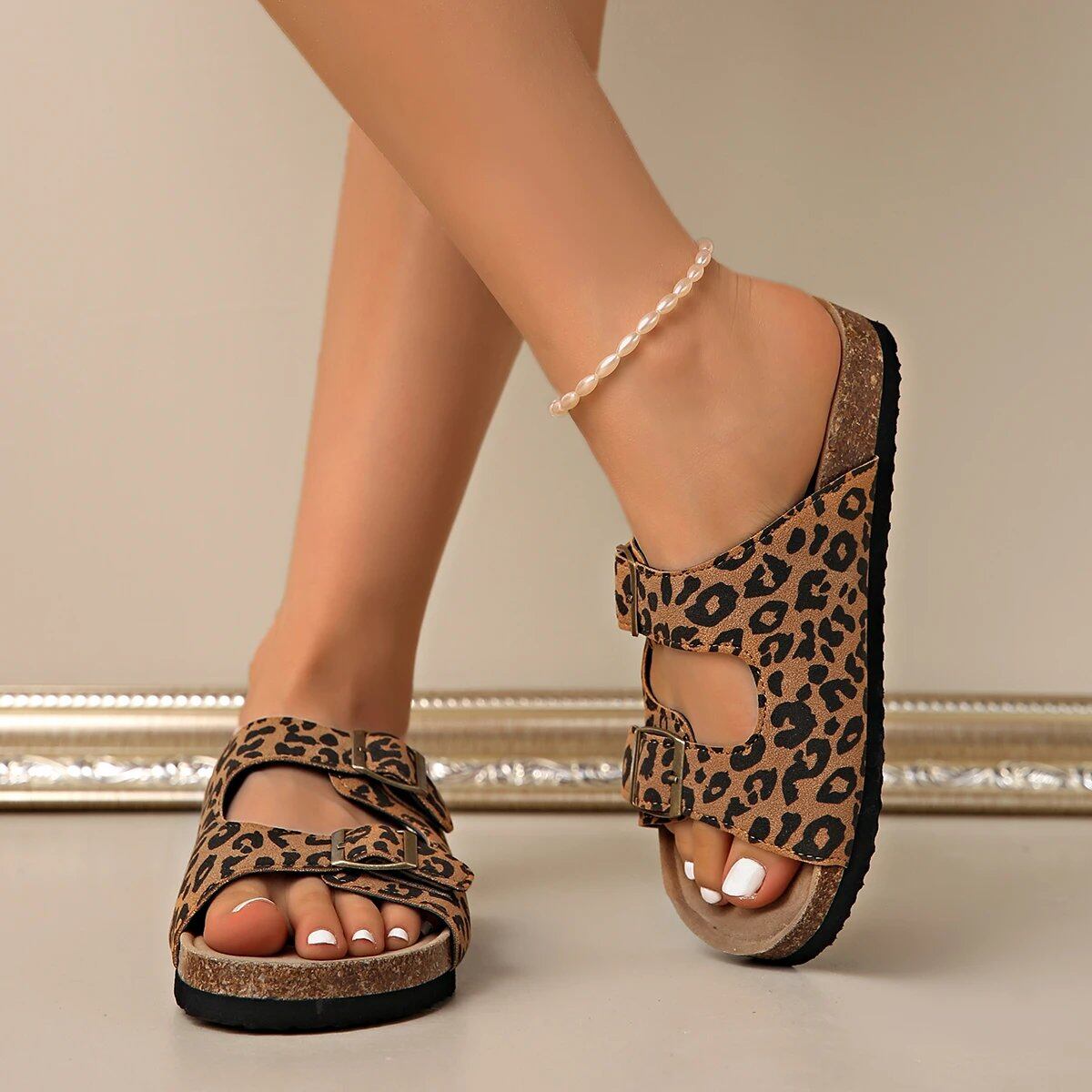 ファッションヒョウ女性のスリッパ新しいコルクスリッパ女性の夏の屋外ノンスリップ靴バックルサンダル女性ビーチフラットスリッパ