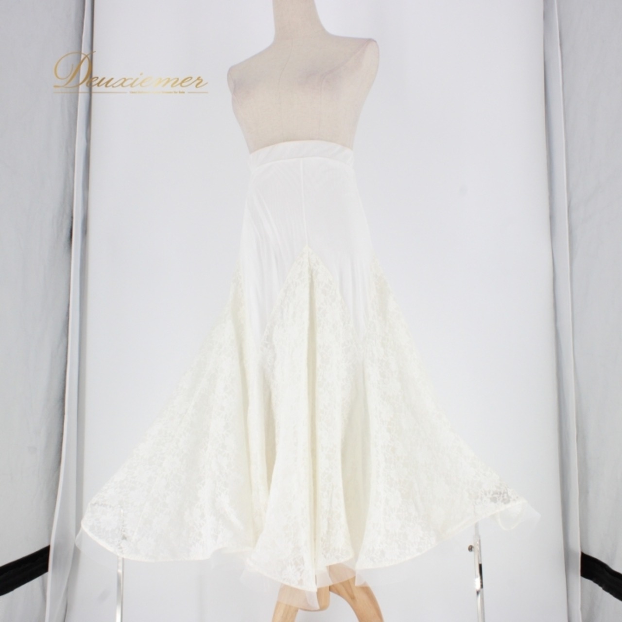 社交ダンス 衣装 スタンダード スカート レッスンウェア レディース ホワイト系 白 花柄 レース 練習着 ボリューム フェミニン かわいい オールホワイト 洗練 存在感 伸縮性 動きのある ホースヘア 練習用 スカート レディース用 おしゃれ 可愛い シンプル 高級感 着こなしやすい フリル風 透け感 楽な着心地