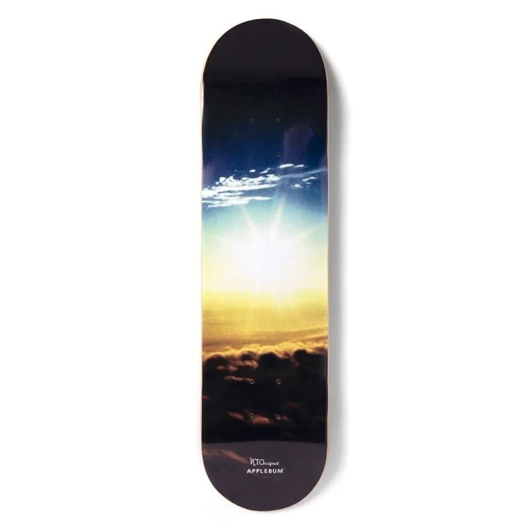アップルバムとニュータイプのスケートデッキ