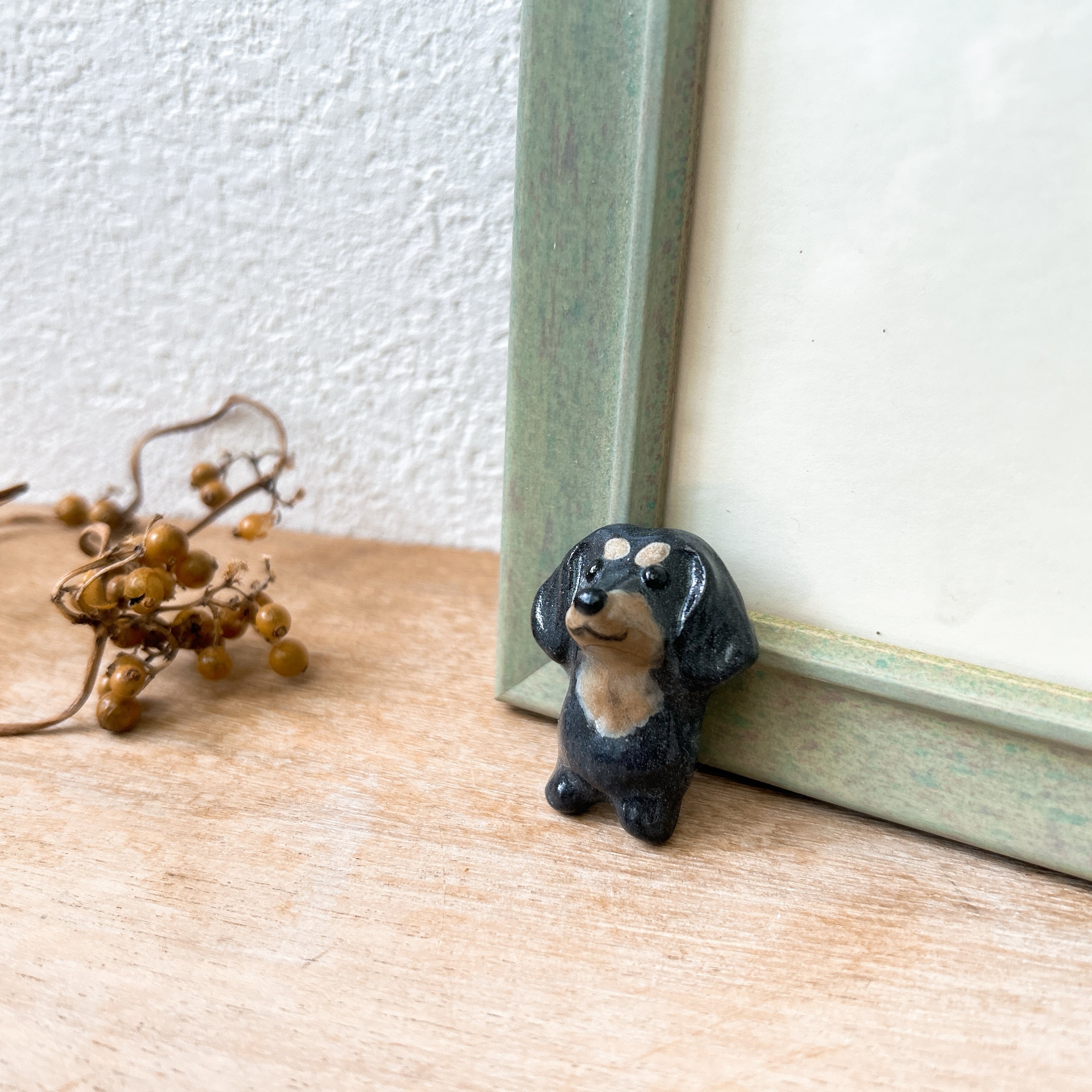 ダックスのブローチ(ブラッククリーム)