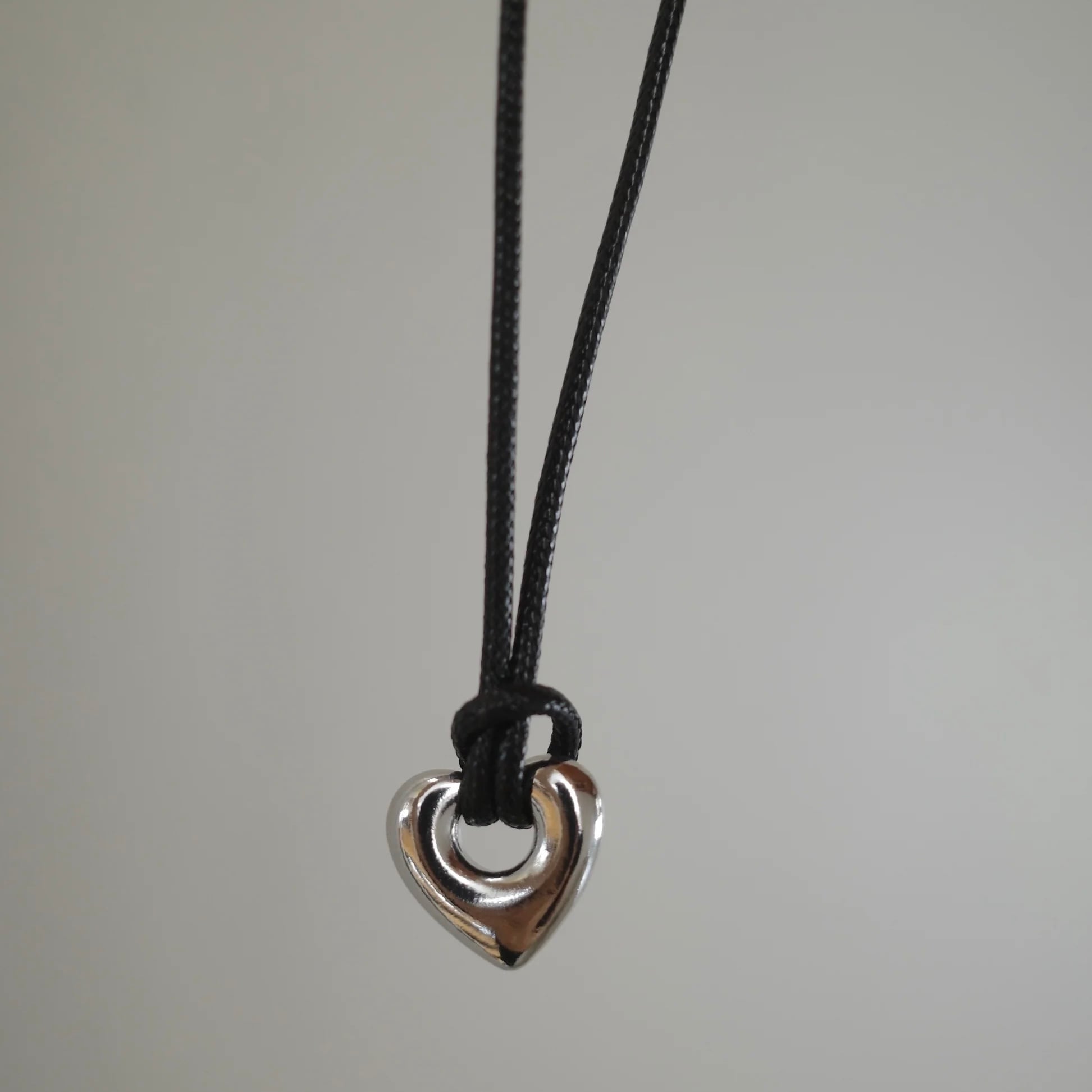 【 TRES 】Leather heart Necklace (Black×Silver)