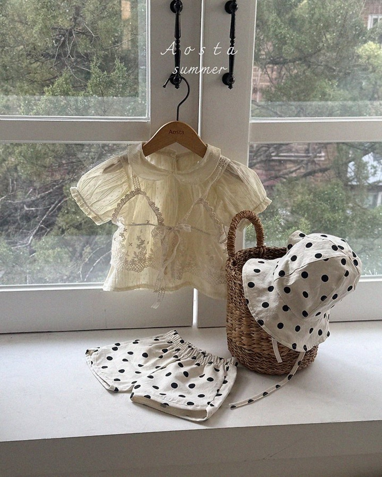 [Aosta] Lace-open Bust Tee / [아오스타] 레이스오픈뷔스티에