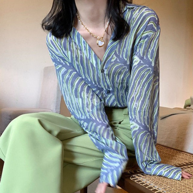 総柄 Vネック シャツ レディース トップス 羽織 前開き 長袖 袖あり Vネック 襟付き ボタン かわいい 大人可愛い きれいめ シンプル カジュアル 上品 おしゃれ レトロ アジアン エスニック こなれ感 ラフ 個性的 主役級 存在感 都会的 ベーシック ナチュラル 総柄 柄 ストライプ風 春 秋 20代 30代 40代 オフィス OL 通勤 学生 通学 お出かけ 旅行 休日 韓国 コーデ プチプラ 普段使い 着回し 定番 S M L XL 2XL 大きいサイズ プラスサイズ ブルー グリーン