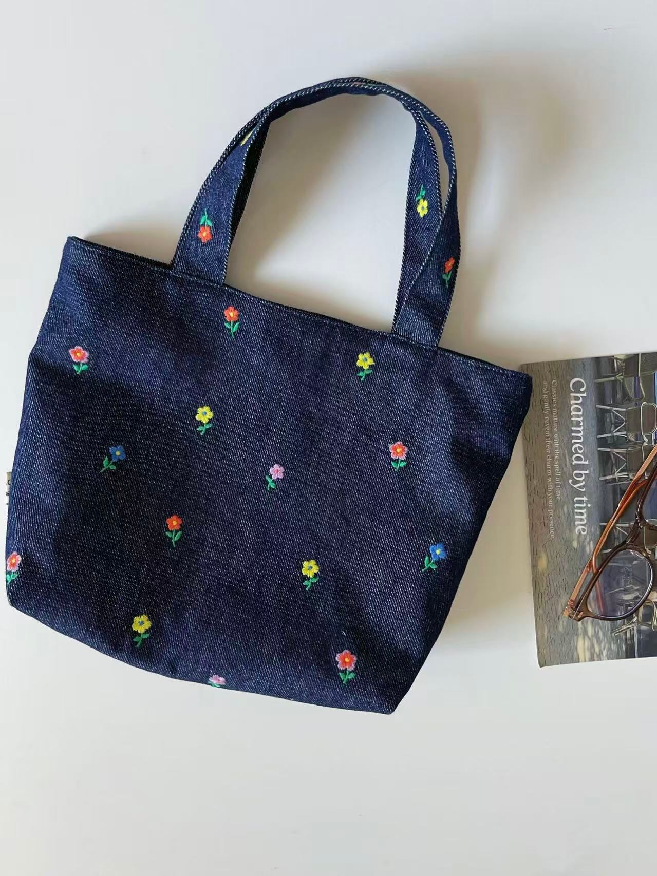 【小花刺繍デニムのミニトートバッグ】ネイビー × チェック内布 B5対応 タブレットok 手提げバッグ ほどよい可愛さ