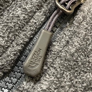 【THE NORTH FACE】フリース ジャケット 中間着 ワンポイントロゴ 刺繍ロゴ バックロゴ ジップアップ フルジップ M グレー アウトドア ノースフェイス US古着