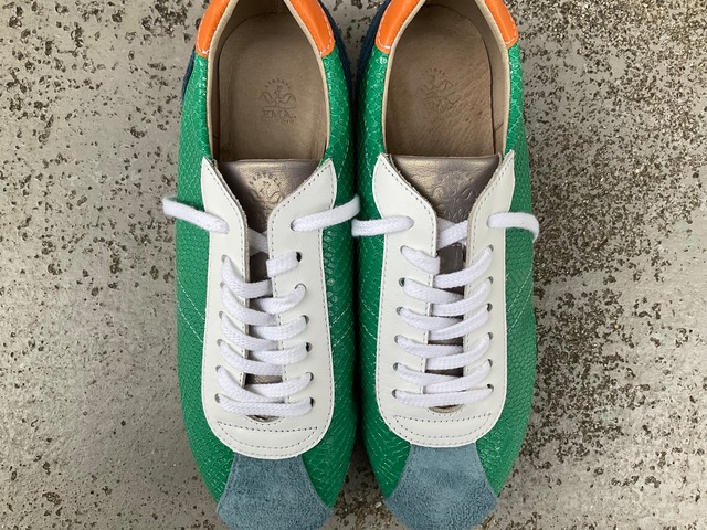差し色が映える大人スニーカー｜グリーン×オレンジのレザースニーカー