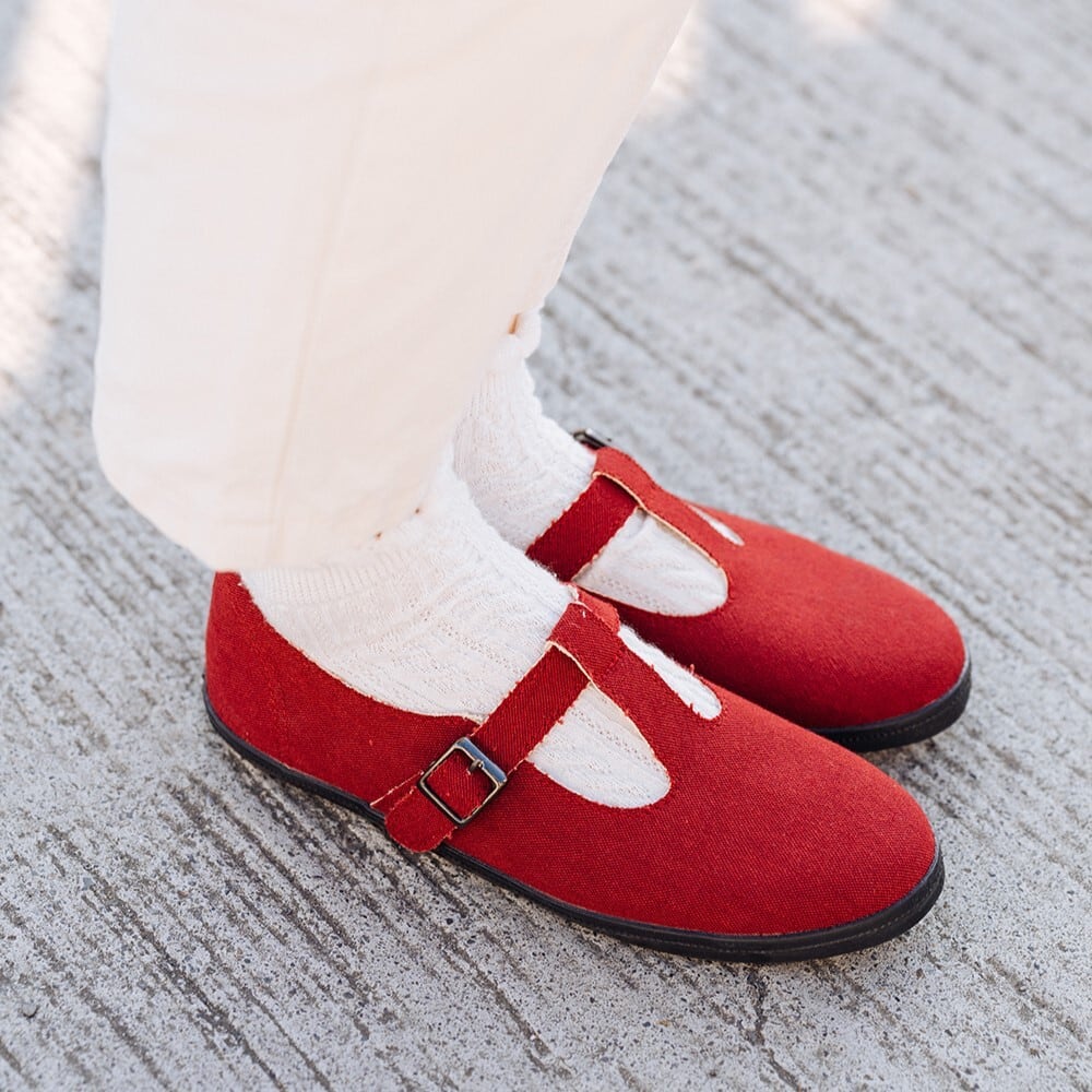 落ち着きある大人なレッド Tストラップシューズ ディープレッド