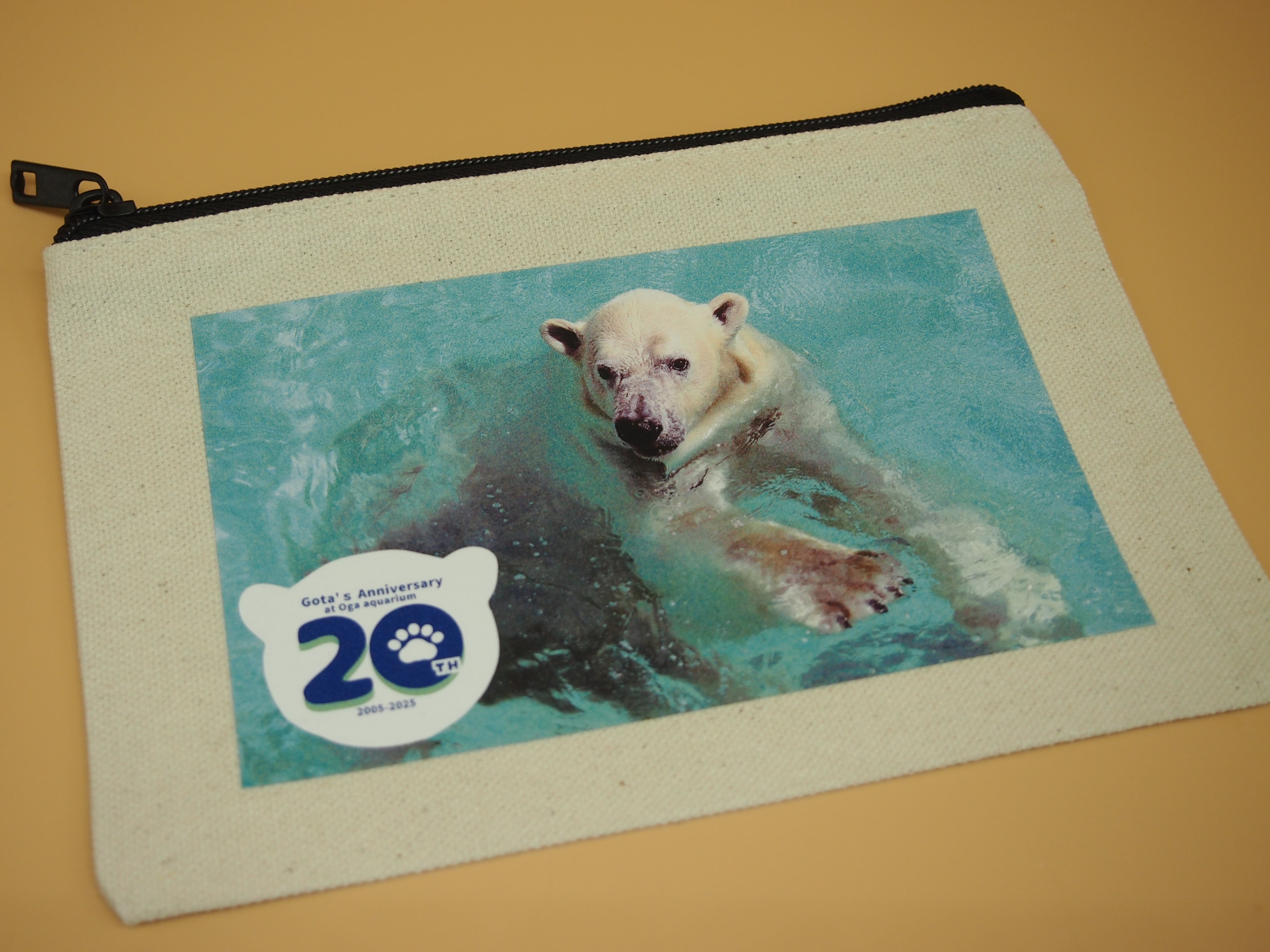 ホッキョクグマとタイヤ | 男鹿水族館GAO Online Shop