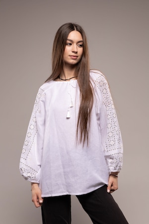 ウクライナ刺繍ヴィシヴァンカ・クラシック　コロミヤ　手刺繍　麻　レディース・フリーサイズ