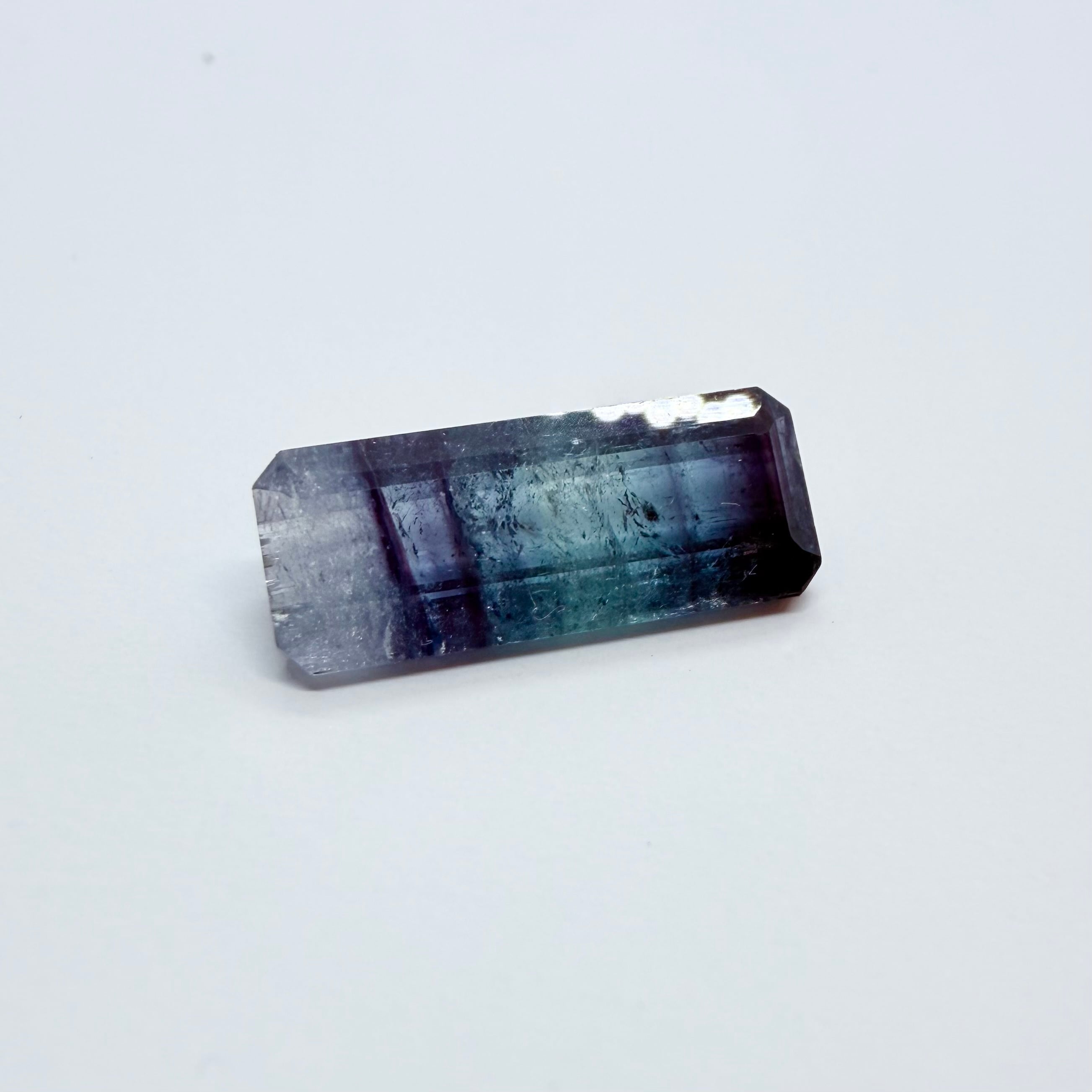 繊細なパーティカラーのトルマリン