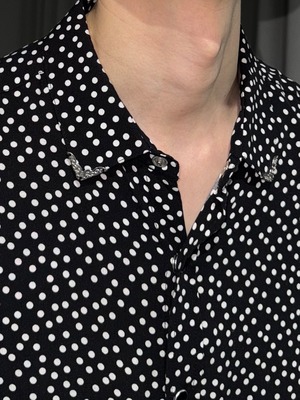metal collar dot shirt / black × white