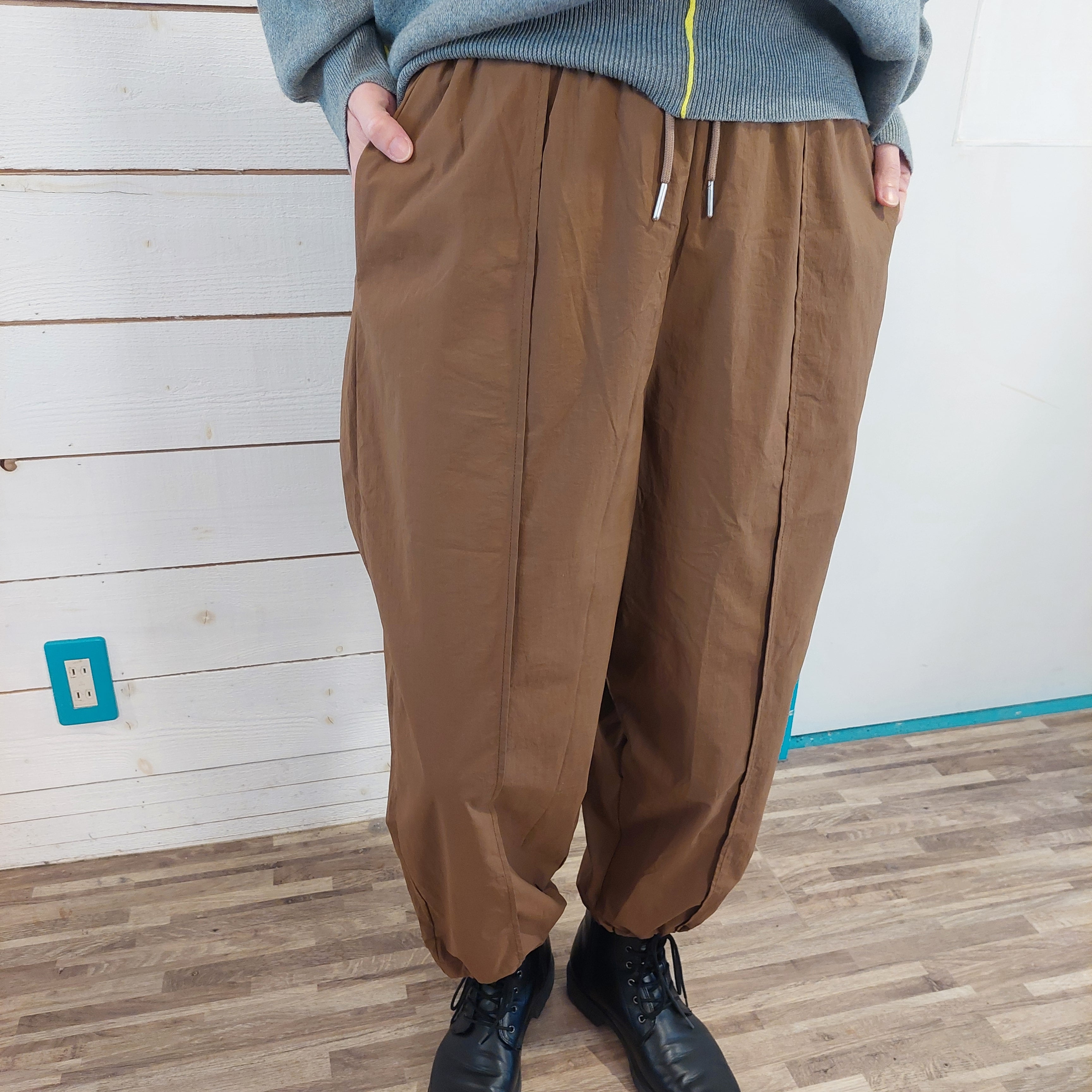 ストレッチナイロン裾ドロストパンツ　D1752