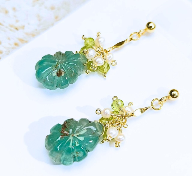 揺れるアクアプレーズのカービング 天然石ピアス［CHI-101］