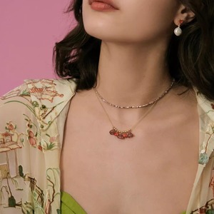 necklace with red hanging flowers <a100451>