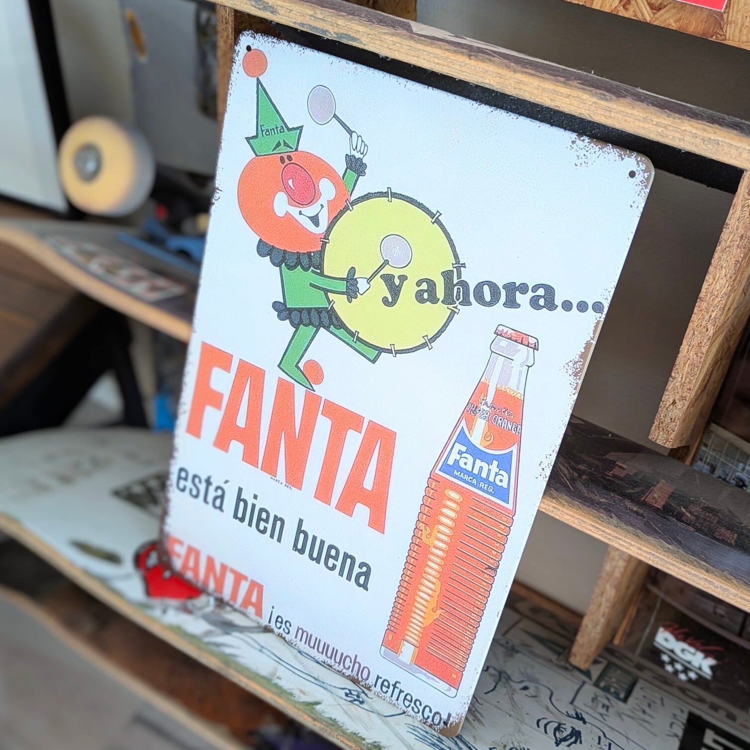送料無料!ちょうどいいブリキ看板 【 FANTA ( ファンタ ) 】 METAL SIGN / メタルサイン / ブリキ看板 / サインボード / ビンテージ加工〚アメリカン雑貨 アメトイ〛