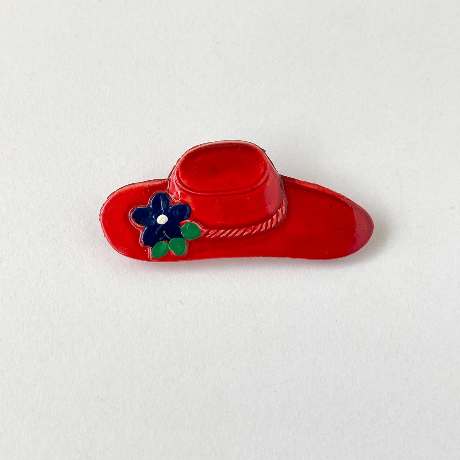 お花のついた赤いハットのヴィンテージブローチ | Dua-アクセサリー